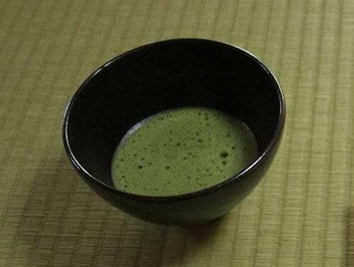 Зеленый кофе в чашке