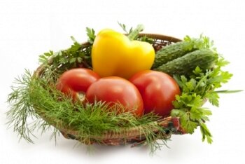 Помидоры и другие овощи на тарелке
