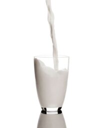 молоко наливается в стакан