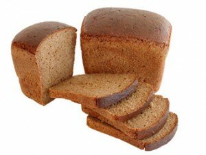 Черный хлеб, нарезанный кусками